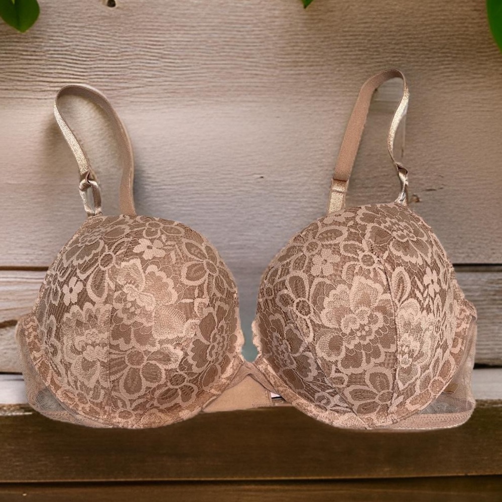 🔥BNWOT VS Elegant Lace Underwire Bra - Tan